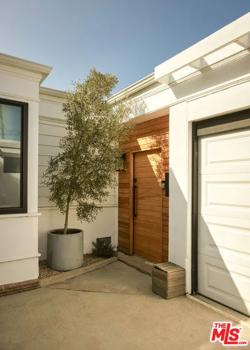 651 S Bundy Drive, Los Angeles, California 90049 home-pic-2